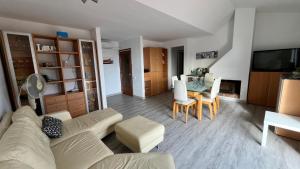 ein Wohnzimmer mit Sofa und Tisch in der Unterkunft Villa Seaview in Santa Susanna