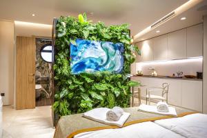 a room with a green wall with towels on a bed at Costa Rica Bibione SPA in Bibione