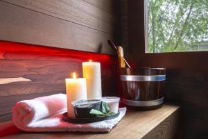 a couple of candles sitting on a wooden table at Costa Rica Bibione SPA in Bibione