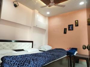 Letto o letti in una camera di Shri Mahaveer Residency
