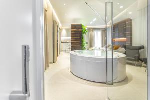 a living room with a round table in a room at Costa Rica Bibione SPA in Bibione