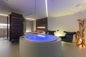 a living room with a large blue tub in the middle of a room at Costa Rica Bibione SPA in Bibione