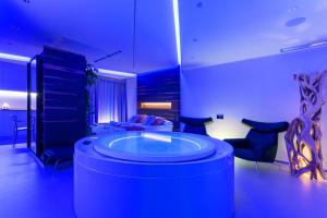 a room with a jacuzzi tub in the middle of a room at Costa Rica Bibione SPA in Bibione