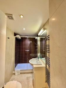 a bathroom with a sink and a bath tub at Blue Star Apartments in London +35 photos