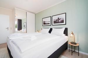 Postel nebo postele na pokoji v ubytování Das Solaris 3 Beach Apartment mit Balkon, Gemeinschaftssauna und Grillplatz