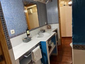 Koupelna v ubytování Casas Rurales Maribel - Complejo El Tejar - Apartamentos con jacuzzi en Alcalá del Júcar