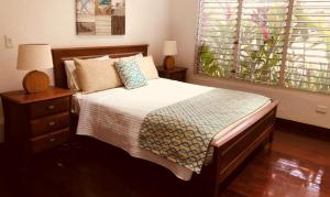 Qualius Lodge is Mele Bays WOW factor and Private Paradise客房内的一张或多张床位