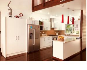 Qualius Lodge is Mele Bays WOW factor and Private Paradise的厨房或小厨房
