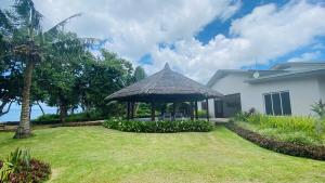 Qualius Lodge is Mele Bays WOW factor and Private Paradise外面的花园
