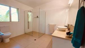 Qualius Lodge is Mele Bays WOW factor and Private Paradise的一间浴室