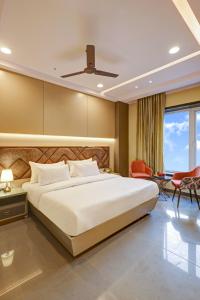 Postel nebo postele na pokoji v ubytování The Viking - Luxury living steps away from New Delhi & Connaught Place