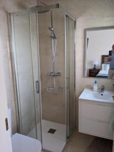 Koupelna v ubytování Beautiful family villa on Roda Golf and Beach Resort + 11 fotografií