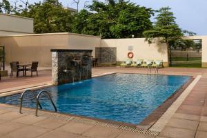 Bazén v ubytování Protea Hotel by Marriott Benin City Select Emotan nebo v jeho okolí