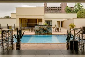 Bazén v ubytování Protea Hotel by Marriott Benin City Select Emotan nebo v jeho okolí