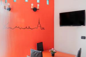 Una televisión o centro de entretenimiento en Equipped Apt Near to Parco Dora