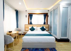 um quarto de hotel com uma cama e uma mesa e um quarto em SRK Service Apartment And Hotel em Catmandu