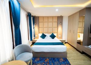 Uma cama ou camas num quarto em SRK Service Apartment And Hotel