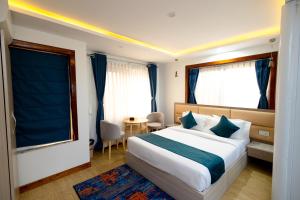 Uma cama ou camas num quarto em SRK Service Apartment And Hotel