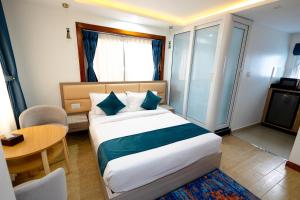Uma cama ou camas num quarto em SRK Service Apartment And Hotel