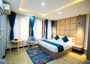 Uma cama ou camas num quarto em SRK Service Apartment And Hotel