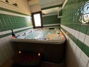 Koupelna v ubytování Casas Rurales Maribel - Complejo El Tejar - Apartamentos con jacuzzi en Alcalá del Júcar