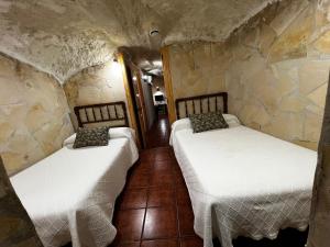 Postel nebo postele na pokoji v ubytování Casas Rurales Maribel - Complejo El Tejar - Apartamentos con jacuzzi en Alcalá del Júcar