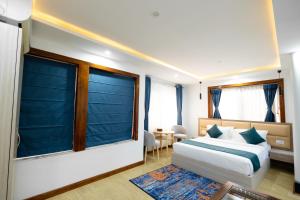 Uma cama ou camas num quarto em SRK Service Apartment And Hotel