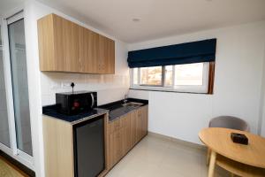 A cozinha ou kitchenette de SRK Service Apartment And Hotel