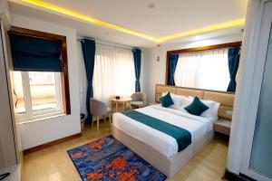 um quarto de hotel com uma cama e uma janela em SRK Service Apartment And Hotel em Catmandu