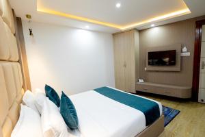 Uma cama ou camas num quarto em SRK Service Apartment And Hotel