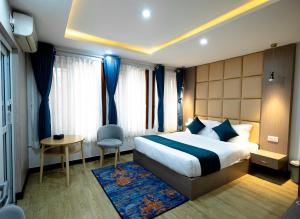 Uma cama ou camas num quarto em SRK Service Apartment And Hotel