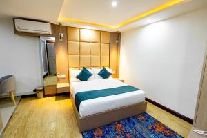 Uma cama ou camas num quarto em SRK Service Apartment And Hotel