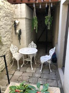 un patio con 2 mesas y sillas en 2 Bedroom Apartment ST9A, Ryde, Isle of Wight, en Ryde