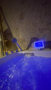 a blue clock sitting on top of a table at Gîte 4 étoiles - Sauna & Balnéo jacuzzi privatifs in Orléans