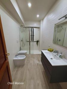 Bilik mandi di Cheri' Maison