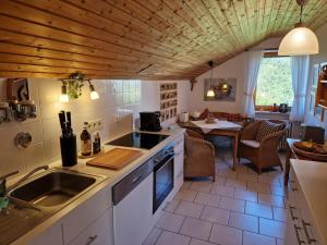 Η κουζίνα ή μικρή κουζίνα στο Ferienwohnung Gipfelglück 931 mit Hallenbad und Sauna