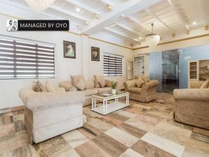 Ruang duduk di Super Townhouse Edassery Resort
