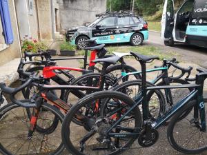 un gruppo di biciclette parcheggiate accanto a un'auto di Chambre nature table d'hôte avec jardin à la campagne le nid qui danse vers Vesoul de 1 à 3 personnes a Baignes