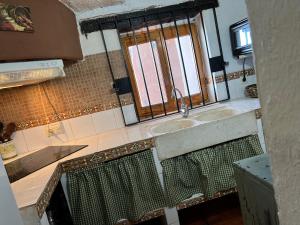 Kuchyň nebo kuchyňský kout v ubytování Casas Rurales Maribel - Complejo El Tejar - Apartamentos con jacuzzi en Alcalá del Júcar