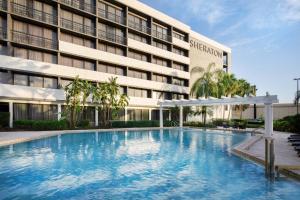 una gran piscina frente a un edificio en Sheraton Orlando North, en Orlando