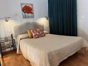 Postel nebo postele na pokoji v ubytování Casas Rurales Maribel - Complejo El Tejar - Apartamentos con jacuzzi en Alcalá del Júcar