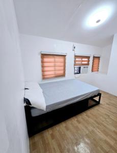 Rúm í herbergi á Tiny home in Naic +4 myndir