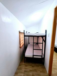 Rúm í herbergi á Tiny home in Naic