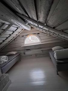 Cette chambre mansardée dispose d'une fenêtre et de lits superposés. dans l'établissement Vinterhus nära Romme Alpin, à Borlänge