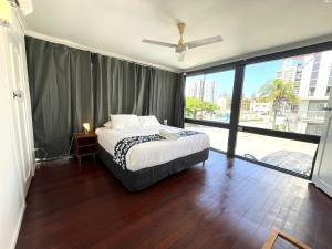 Postel nebo postele na pokoji v ubytování Tropicana Motel
