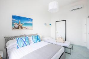 Posteľ alebo postele v izbe v ubytovaní SorrentoVibes - Seaview Home on the beach & amazing views terrace