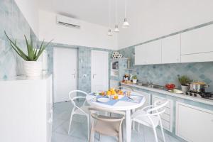 Kuchyňa alebo kuchynka v ubytovaní SorrentoVibes - Seaview Home on the beach & amazing views terrace