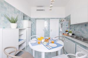 Kuchyňa alebo kuchynka v ubytovaní SorrentoVibes - Seaview Home on the beach & amazing views terrace