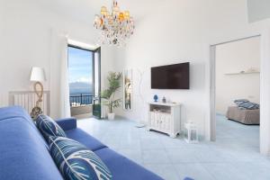 Televízia a/alebo spoločenská miestnosť v ubytovaní SorrentoVibes - Seaview Home on the beach & amazing views terrace