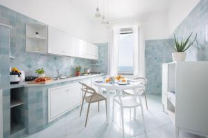 Kuchyňa alebo kuchynka v ubytovaní SorrentoVibes - Seaview Home on the beach & amazing views terrace